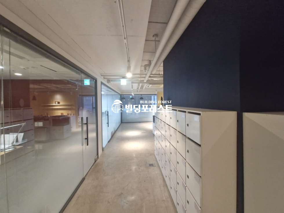 서울 강남구 역삼동 테헤란로 이면에 위치한 룸6 + 홀+탕비실 완비된 대형 사무실 임대 월세 매물번호 14628 사진 1