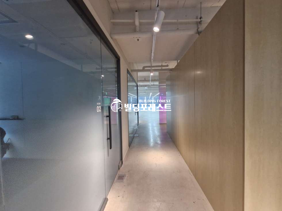 서울 강남구 역삼동 테헤란로 이면에 위치한 룸6 + 홀+탕비실 완비된 대형 사무실 임대 월세 매물번호 14628 사진 2