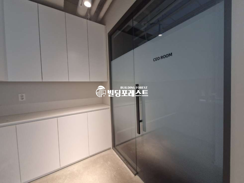 서울 강남구 역삼동 테헤란로 이면에 위치한 룸6 + 홀+탕비실 완비된 대형 사무실 임대 월세 매물번호 14628 사진 4