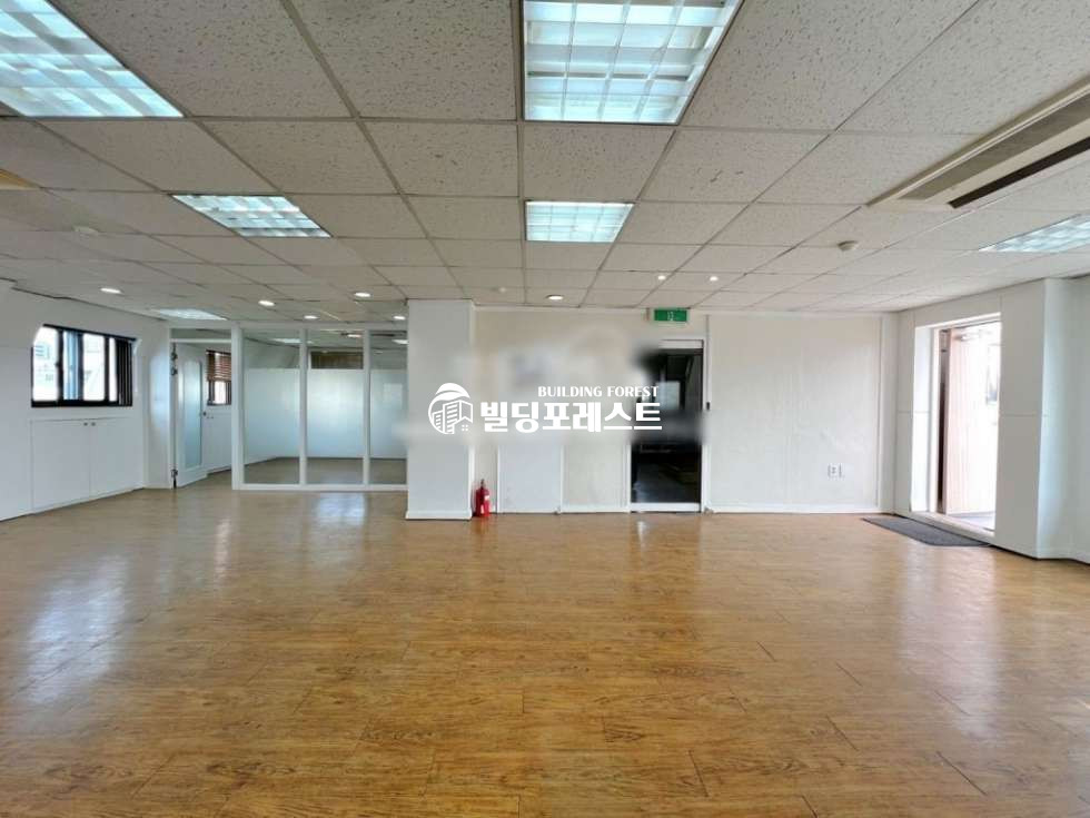 서울 강남구 역삼동 역삼역 탑층 인테리어, 테라스 有 중형사무실 (전용26평) 월세 매물번호 17019 사진 1