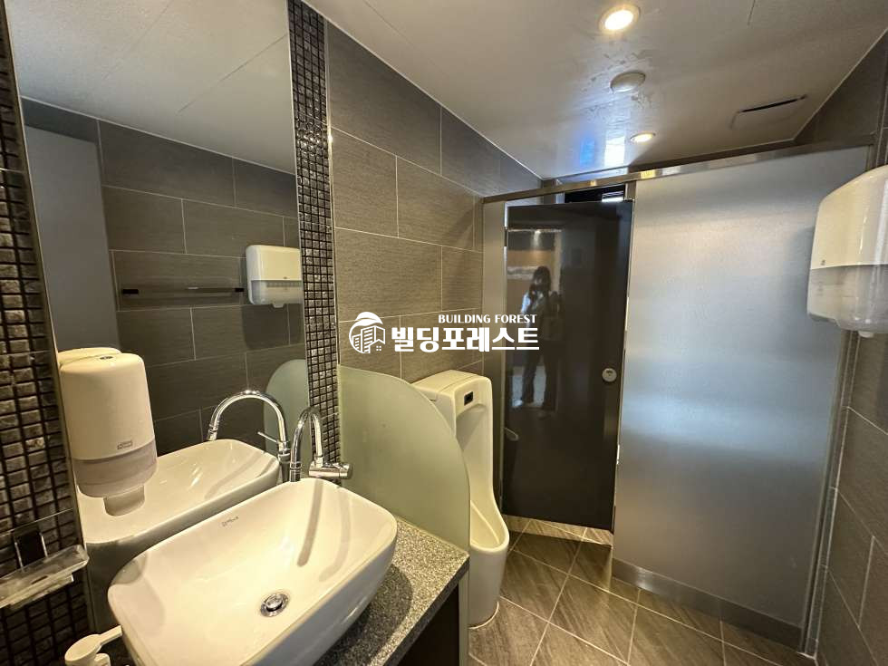서울 강남구 대치동 금액인하!!! 대치사거리 학원가 깔끔한 내/외관 사무실/학원 (전용50평) 월세 매물번호 16219 사진 7