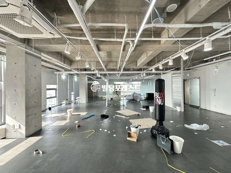 서울 강남구 역삼동 역삼동 대형사무실 임대 조건 협의 가능 깔끔한 인테리어 널널한 주차 월세 매물번호 18926 사진 2