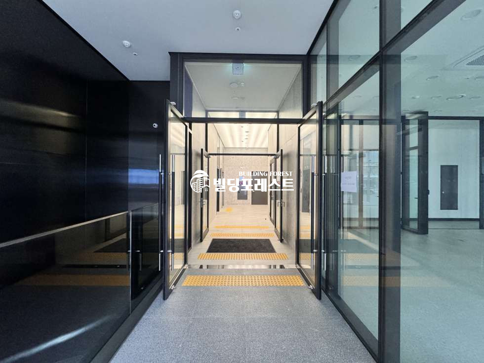 서울 강남구 역삼동 언주역 도보 1분, 초역세권/대로변! 신축 첫 입주(24년4월준공)! 전용49평 역삼동 사무실! (10F) 월세 매물번호 11877 사진 12