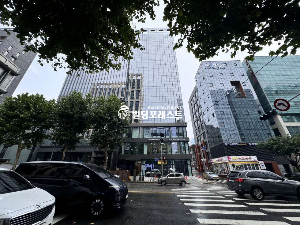 서울 강남구 역삼동 언주역 도보 1분, 초역세권/대로변! 신축 첫 입주(24년4월준공)! 전용49평 역삼동 사무실! (9F) 월세 매물번호 11876 사진 1
