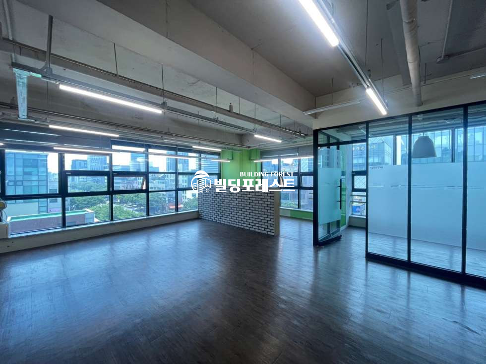 서울 강남구 논현동 강남구청역 초역세권 대로변 유리룸3개 논현동사무실 (전용 33평) 월세 매물번호 11480 사진 1