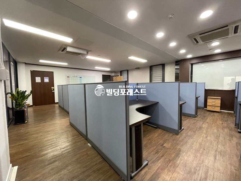 서울 강남구 역삼동 역삼역 도보 2분 가성비 좋은 홀+회의룸1개 사무실 (전용50평) 월세 매물번호 11112 사진 1