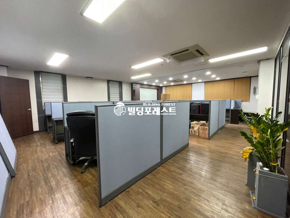 서울 강남구 역삼동 역삼역 도보 2분 가성비 좋은 홀+회의룸1개 사무실 (전용50평) 월세 매물번호 11112 사진 2