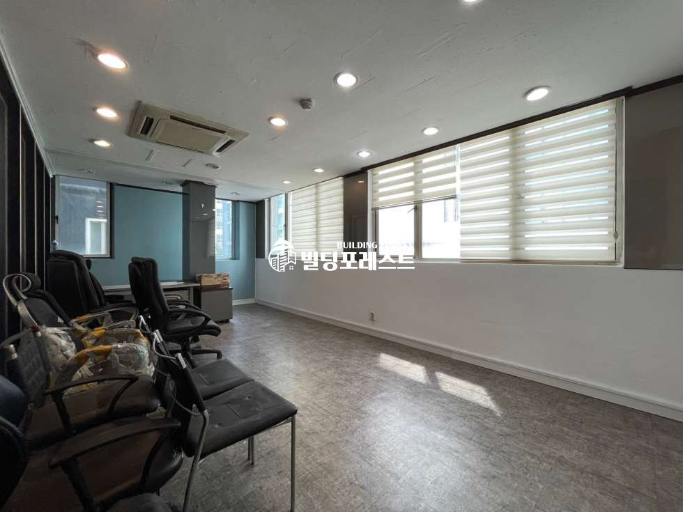 서울 강남구 역삼동 역삼역 도보 2분 가성비 좋은 홀+회의룸1개 사무실 (전용50평) 월세 매물번호 11112 사진 3
