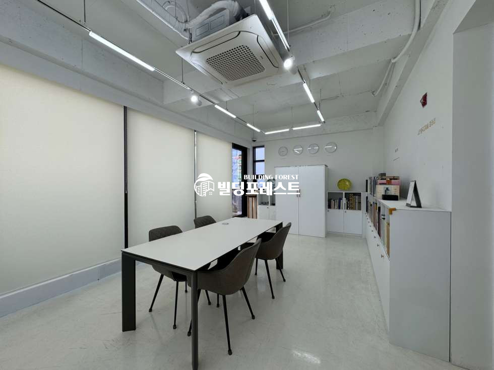 서울 강남구 신사동 신사동사무실임대 테라스 보유 깔끔한 화이트톤 인테리어 월세 매물번호 12735 사진 2
